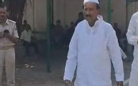 वक्फ बिल पर विरोध के बीच आरजेडी सुप्रीमो लालू यादव से मिले जदयू MLC गुलाम गौस, कहा-राजनीति में मतभेद भले ही ... मनभेद नहीं होना चाहिए