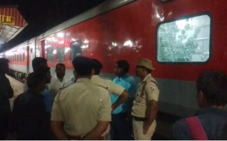 बिहार में आंधी- तूफान के बीच फंसे एरणाकुलम एक्सप्रेस पर यात्रियों ने की पत्थरबाजी, गार्ड को भी निशाना बनाने की कोशिश