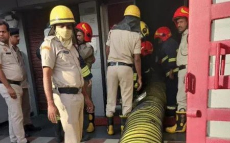 पटना के एक्सिस बैंक में शॉर्ट सर्किट से लगी आग, कड़ी मशक्कत के बाद फायर ब्रिगेड ने पाया काबू, दस्तावेज़ और कैश सुरक्षित