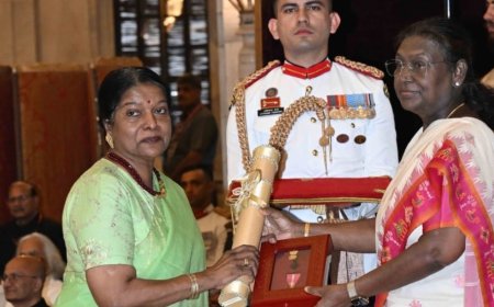 बिहार के पूर्व उपमुख्यमंत्री सुशील कुमार मोदी को मरणोपरांत पद्मभूषण से किया गया सम्मानित,पत्नी ने राष्ट्रपति से लिया पुरस्कार