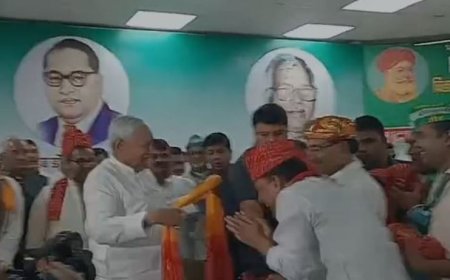 पटना में भामाशाह जयंती कार्यक्रम में पहुंचे सीएम नीतीश,साफा, चुनरी लेकर अपने मंत्रियों का खुद किया स्वागत