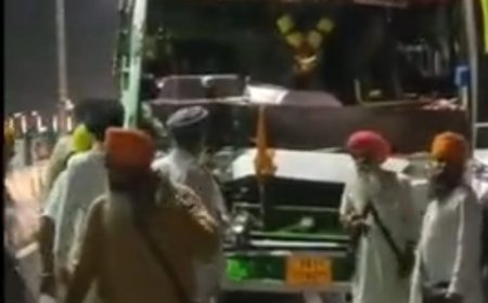 पंजाब से आ रही तेज रफ्तार बस और पिकअप वाहन की जोरदार टक्कर,पटना साहिब आ रहे थे 30 श्रद्धालु, गाडि़यों का अगला हिस्सा बुरी तरह क्षतिग्रस्त