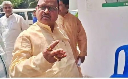 एमपी अजय मंडल से मिलने अस्पताल पहुंचे गोपाल मंडल, सांसद से अंगिका भाषा में  कहा-सहिये में टूटलो छै गोर कि सम्मेलन करी रहलो छौ