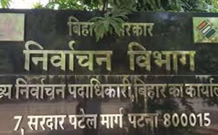 बिहार निर्वाचन आयोग के कार्यालय में लगी आग,दरवाजा तोड़कर कॉफ्रेंस हॉल में घुसे दमकलकर्मी