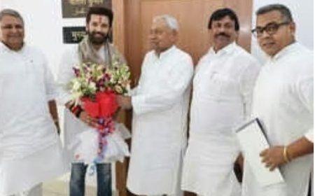 सीएम नीतीश कुमार से सुबह सुबह मिलने पहुंचे केंद्रीय मंत्री चिराग पासवान, सियासी हलचल तेज, जमुई सांसद अरुण भारती भी रहे मौजूद