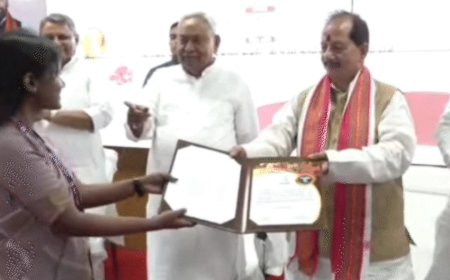 कृषि भवन में विजय कुमार सिन्हा ने महिला को सौंपा नियुक्ति पत्र, मंत्री ने मजाकिया अंदाज में कहा- लखीसराय ही क्यों ? अधिकारी बोले- बस संयोग था