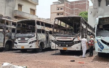 बिहार के गयाजी बस स्टैंड पर भीषण अग्निकांड, धू-धू कर जल गईं चार बसें, करोड़ रुपये की क्षति