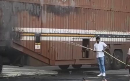 पटना में शार्ट सर्किट की वजह से ट्रेलर में लगी आग,TVS की 25 बाइकें जलकर हुईं खाक,वाहन में बैठा ड्राइवर झुलसा