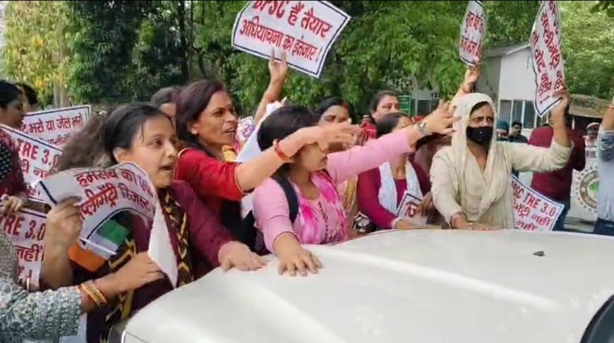 पटना में CM हाउस का घेराव करने पहुंचे BPSC TRE-3 के अभ्यर्थियों पर पुलिस ने किया लाठीचार्ज, दौड़ा-दौड़ा कर पीटा