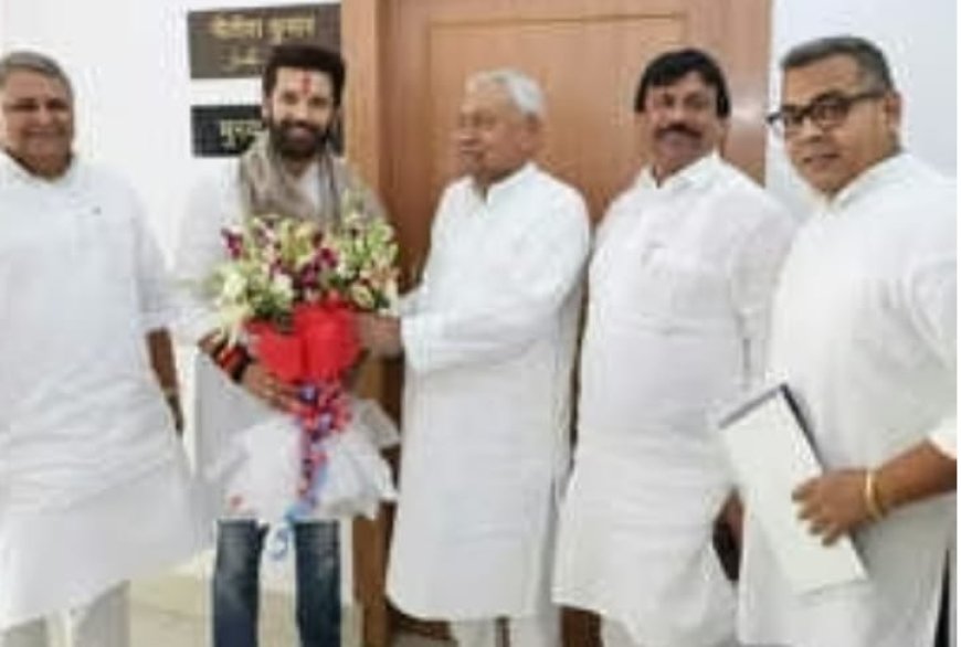 सीएम नीतीश कुमार से सुबह सुबह मिलने पहुंचे केंद्रीय मंत्री चिराग पासवान, सियासी हलचल तेज, जमुई सांसद अरुण भारती भी रहे मौजूद