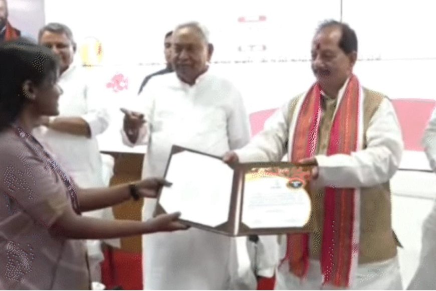 कृषि भवन में विजय कुमार सिन्हा ने महिला को सौंपा नियुक्ति पत्र, मंत्री ने मजाकिया अंदाज में कहा- लखीसराय ही क्यों ? अधिकारी बोले- बस संयोग था