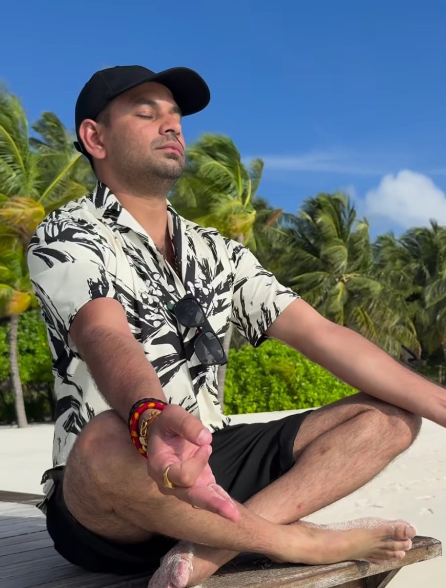 समुद्र किनारे शर्ट में चश्मा..सिर पर काली टोपी पहने ध्यान की मुद्रा में नजर आए तेजप्रताप यादव, कैप्शन में लिखा- शांति जीवन का एक अनिवार्य हिस्सा
