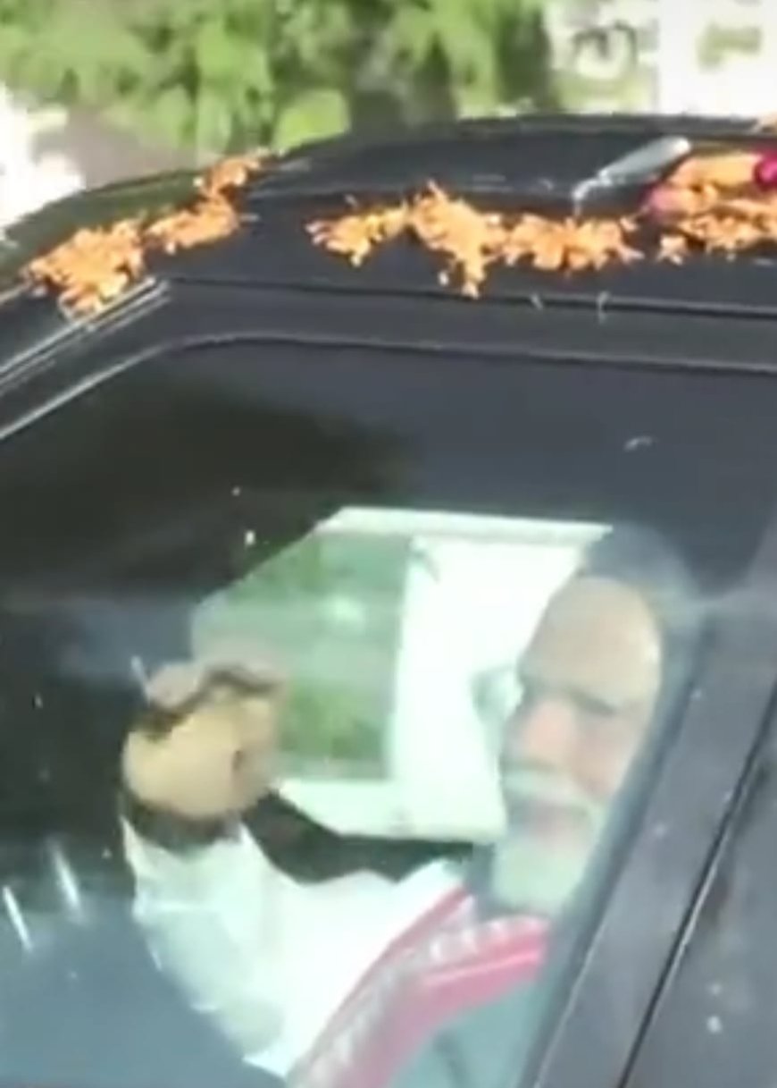 राजधानी पटना में 6 KM लंबा रोड शो कर रहे PM मोदी, हजारों की भीड़ सड़क किनारे हाथों में तिरंगा लिए खड़ी