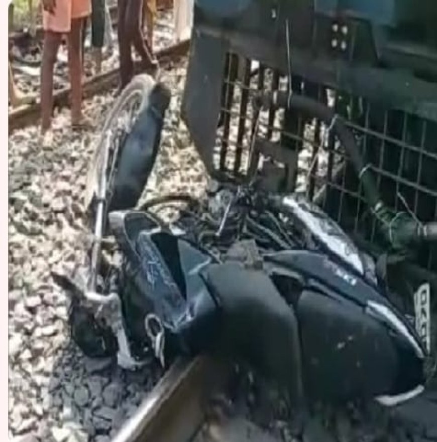 राजधानी पटना में बाइक की ट्रेन से जोरदार टक्कर, इमरजेंसी ब्रेक से बड़ा हादसा टला, मौके पर अफतरातफरी का माहौल
