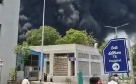 अहमदाबाद में प्लेन क्रैश, दूर तक दिखा धुएं का गुबार,आसपास के क्षेत्रों में मची अफरा-तफरी