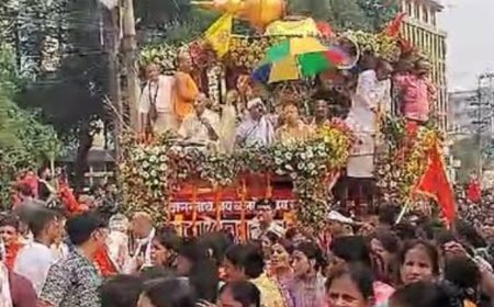 पटना में भगवान जगन्नाथ की भव्य रथ यात्रा , हाइड्रोलिक रथ पर सजे भगवान, फूलों की बारिश और प्रसाद वितरण