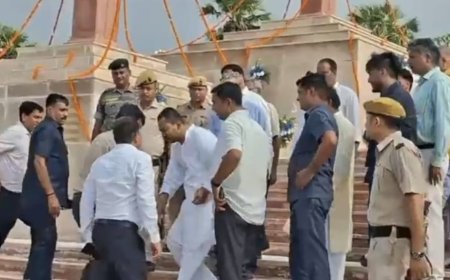 CM नीतीश के बेटे निशांत ने पटना D.M के छुए पैर, सोशल मीडिया पर वायरल हुई तस्वीर, निशांत कुमार के इस कदम ने सियासी हलकों में मचाया हलचल