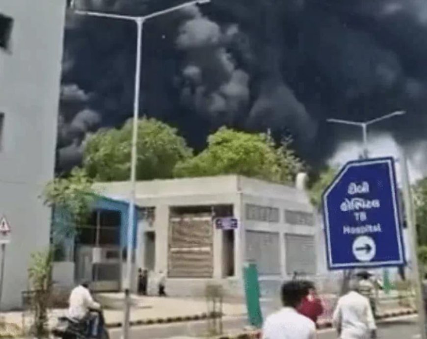 अहमदाबाद में प्लेन क्रैश, दूर तक दिखा धुएं का गुबार,आसपास के क्षेत्रों में मची अफरा-तफरी