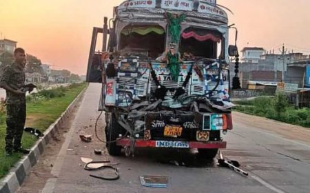 बक्सर NH-922 पर भीषण सड़क हादसा, तेज रफ्तार बालू लदा ट्रक दूसरे खड़े ट्रक से टकराया, केबिन में फंसा चालक