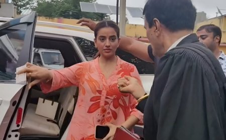 अक्षरा सिंह कानूनी पचड़े में फंसीं, सांस्कृतिक कार्यक्रम में तय समय से पहले मंच छोड़ने पर बेगूसराय कोर्ट में किया सरेंडर