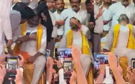 आरा रोड शो में महिला को बचाते हुए घायल हुए प्रशांत किशोर, मंच पर दर्द से कराहते नजर आए, पटना रेफर