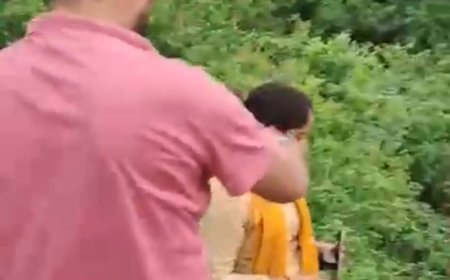 जंगल में रंगे हाथ पकड़े गए दो CO, वीडियो वायरल -गांव वालों ने की बदसलूकी, माफी मांगते दिखे अधिकारी