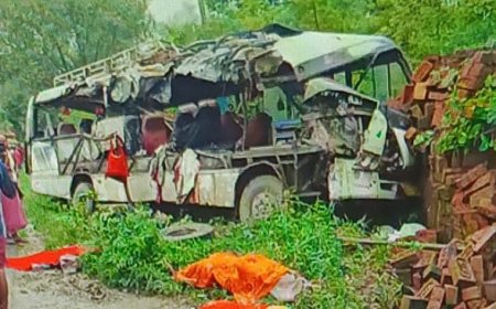 देवघर में भीषण सड़क हादसा: बस-ट्रक टक्कर में 5 कांवड़ियों की मौत, 23 घायल,मृतकों में 4 बिहार के रहने वाले