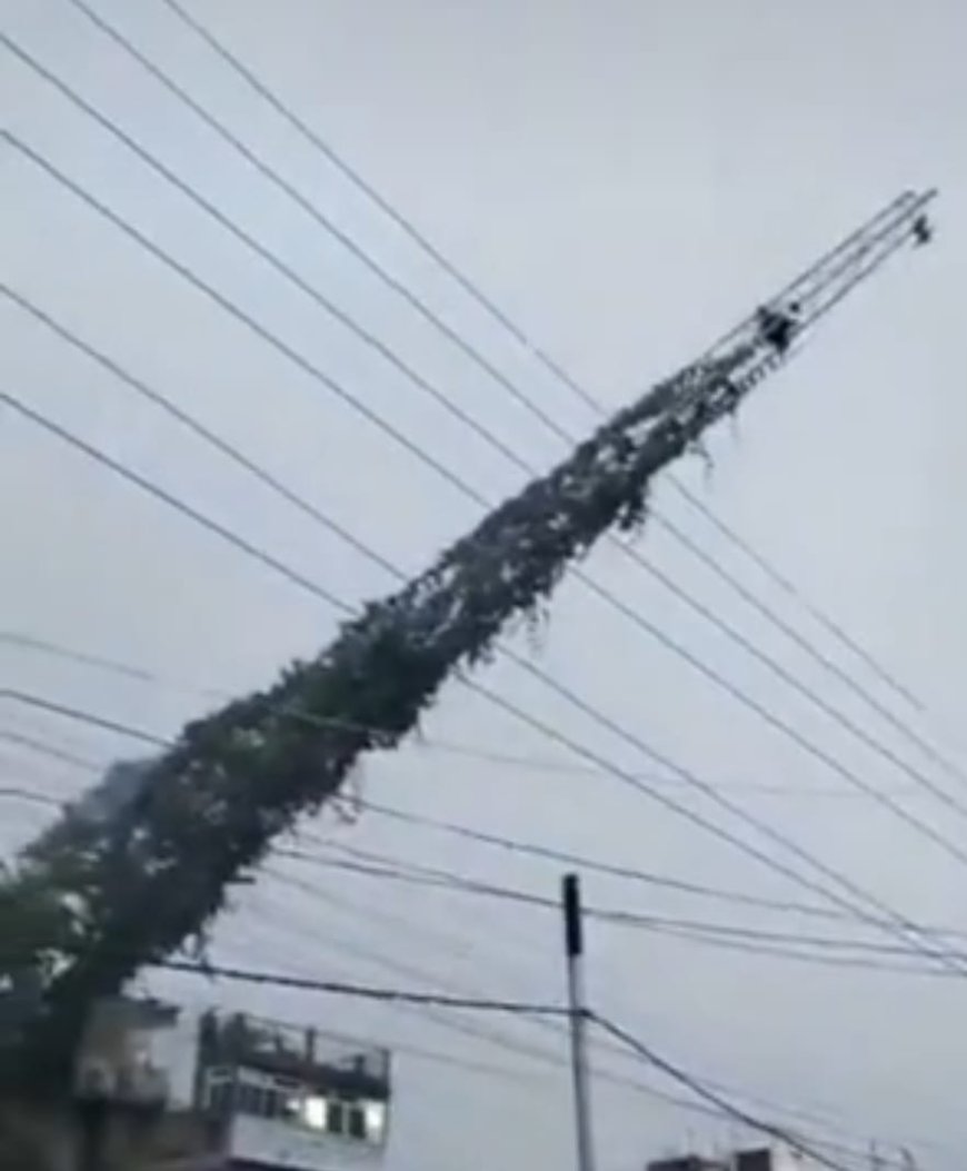पटना सिटी में CCTV टावर तेज आंधी-बारिश से झुका, बिजली के तारों पर अटका, ट्रैफिक डायवर्ट,देर रात पटना पुलिस ने क्रेन से हटवाया