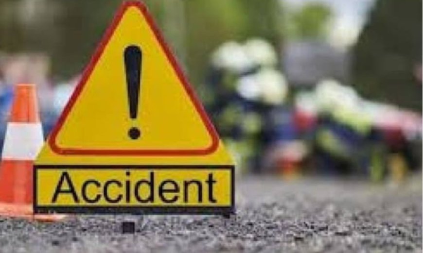 सासाराम NH-19 पर भीषण सड़क हादसा: ट्रक से टक्कर के बाद टमाटर लदी पिकअप वैन में लगी आग, तीन लोग गंभीर रूप से झुलसे