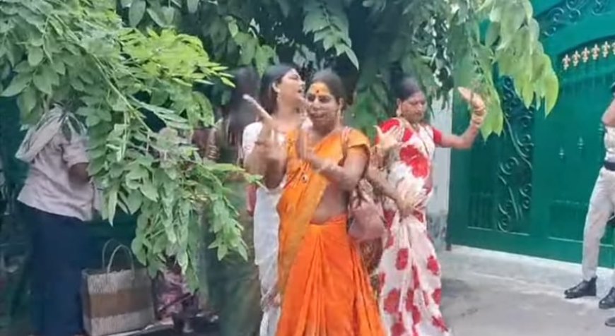 राबड़ी आवास में गूंजे ढोल-नगाड़े,तेजस्वी -राजश्री को बेटे के जन्म की बधाई देने पहुंचे किन्नर