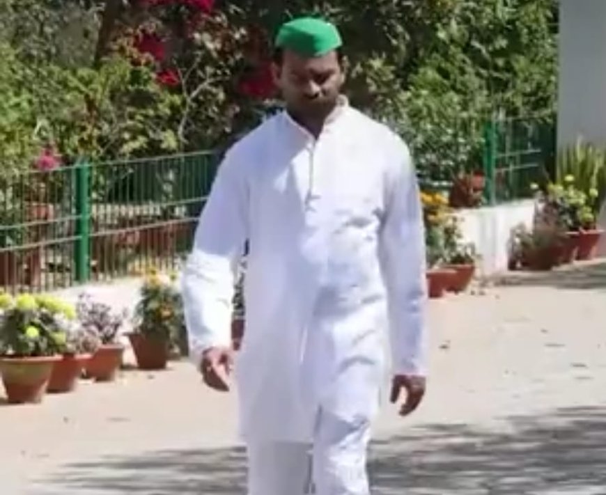 तेजप्रताप यादव ने लॉन्च किया नया फेसबुक पेज, "टीम तेजप्रताप" ,लिखा-जिसका कायम है प्रताप वो है ..तेजप्रताप,लोगों से फॉलो करने की अपील