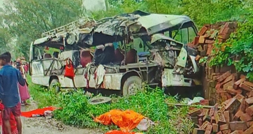 देवघर में भीषण सड़क हादसा: बस-ट्रक टक्कर में 5 कांवड़ियों की मौत, 23 घायल,मृतकों में 4 बिहार के रहने वाले