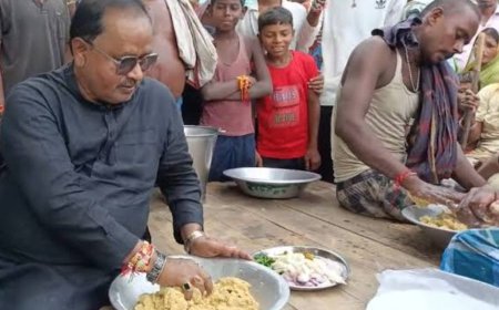 गोपाल मंडल ने बाढ़ पीड़ितों से की मुलाकात, सत्तू खाते हुए वीडियो वायरल,जल संसाधन विभाग पर लगाए गंभीर आरोप