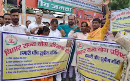 बिहार में योग प्रशिक्षकों का मानदेय बढ़ाने की मांग तेज, बीजेपी कार्यालय पर घंटों प्रदर्शन,कहा-हर हाल में मंत्री से मिलकर जाएंगे