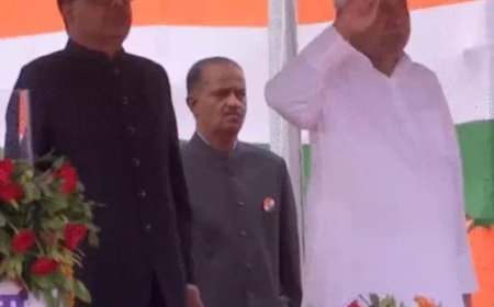 गांधी मैदान में सीएम नीतीश कुमार ने फहराया तिरंगा, 15 विभागों की निकाली जाएंगी झांकियां