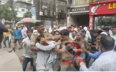 पटना में राशन डीलर्स का बवाल: DSP का कॉलर पकड़कर भिड़े प्रदर्शनकारी, पुलिस ने किया लाठीचार्ज,परमानेंट और सैलरी की मांग