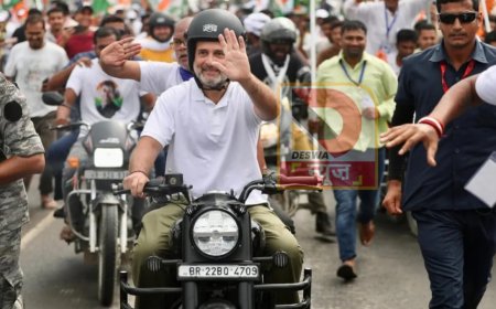 पटना में मंच से राहुल गांधी ने युवक को सौंपी नई बाइक की चाबी, जानें पूरा मामला