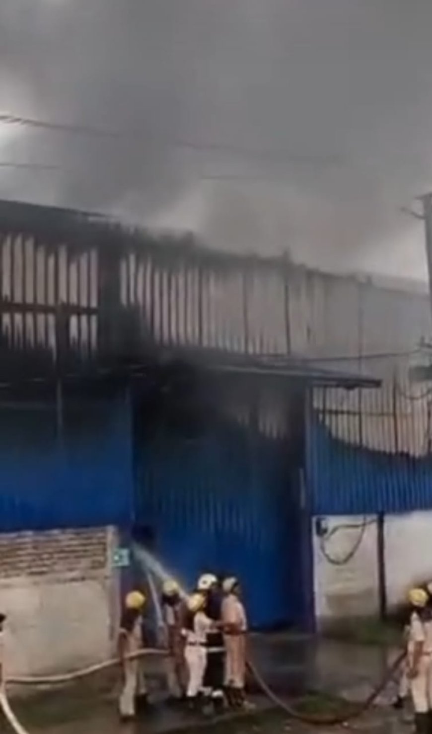 पटना के सोलर हाउस गोदाम में लगी भीषण आग, लाखों का सामान जलकर राख,फायर ब्रिगेड की 8 गाड़ियां पहुंची