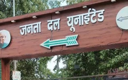 पटना: जदयू कार्यालय के बाहर परिचारी संघ का जोरदार प्रदर्शन,सीएम नीतीश से करना चाहते हैं बात