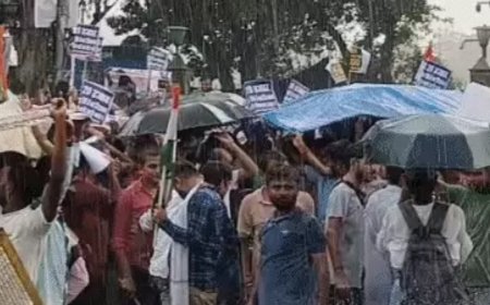 बिहार में झमाझम बारिश के बीच TRE-4 कैंडिडेट्स का प्रदर्शन, CM हाउस घेराव की कोशिश,जेपी गोलंबर पर बैरिकेंडिग कर पुलिस ने रोका