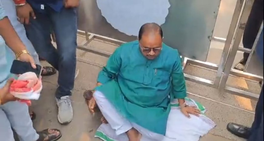 CM हाउस के बाहर धरने पर बैठे गोपाल मंडल, टिकट कटने की साजिश का लगाया आरोप,बोले-लाठी चलाइए तब हटूंगा
