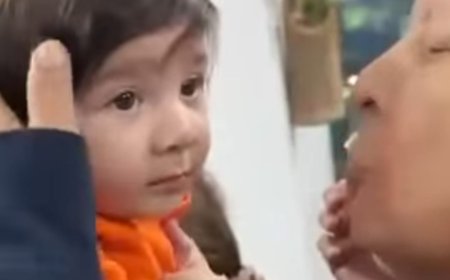 राजनीतिक शोर के बीच लालू यादव का सुकून भरा पल, पोते संग मुस्कुराते दिखे, काले कपड़े वाले को देख हो गए हैरान