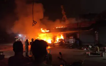 बांका में बड़ा हादसा: बेलहर के साहबगंज चौक पर चाय दुकान में गैस सिलेंडर फटा, भीषण आग से तीन दुकानें राख, 5 लोग झुलसे