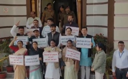 “मुख्यमंत्री होश में आओ”-,राबड़ी देवी के नेतृत्व में विधान परिषद गेट पर राजद का जोरदार प्रदर्शन