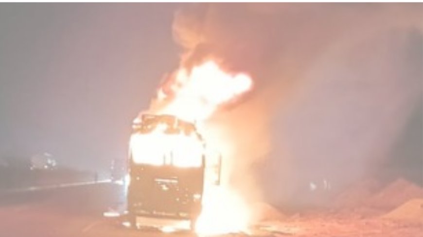 औरंगाबाद हाईवे पर ट्रक में लगी भीषण आग, ड्राइवर-खलासी ने कूदकर बचाई जान,अग्निशमन ने काबू पाया