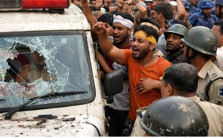 पश्चिम चम्पारण में बवाल: पुलिस टीम को 3 घंटे तक बंधक, महिला घायल, इलाके में तनाव