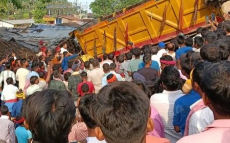 तेज रफ्तार का कहर: अनियंत्रित ट्रक ऑटो पर पलटा, 3 की मौके पर मौत