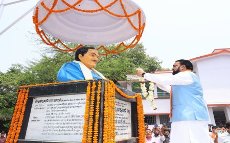 पूर्व मंत्री ब्रजबिहारी प्रसाद की 28वीं पुण्यतिथि पर आयोजित कार्यक्रम में शामिल हुए मुख्यमंत्री, प्रतिमा पर पुष्प अर्पित कर दी श्रद्धांजलि 