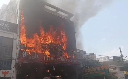 लखनऊ के अलीगंज में भीषण आग, कोचिंग और लाइब्रेरी में फंसे दर्जनों छात्र; डिप्टी सीएम ब्रजेश पाठक मौके पर 