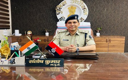 मुहर्रम सुरक्षा में लापरवाही : मोबाइल पर व्यस्त अनुशासनहीन महिला सिपाही को एसपी ने नाप दिया 